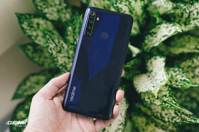 Đập hộp Realme 5: Mặt lưng họa tiết pha lê, 4 camera sau, pin tới 5000mAh - Ảnh 7.