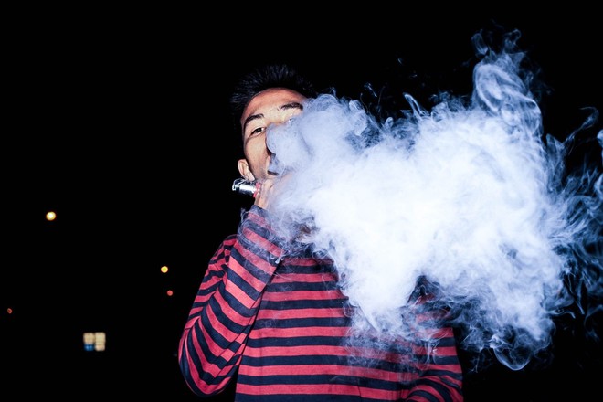 Sau 6 ca tử vong do bệnh phổi bí ẩn, New York tuyên bố cấm khẩn cấp nhiều loại thuốc lá điện tử - Ảnh 1.