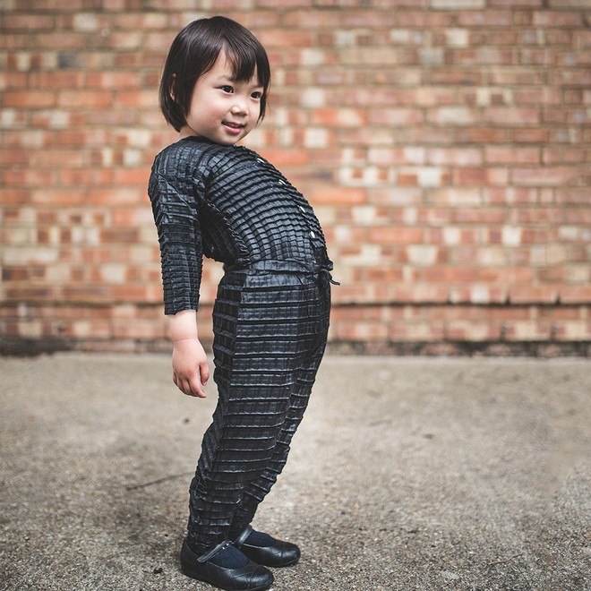 Loại quần áo đặc biệt có thể lớn theo sự phát triển của trẻ em - Ảnh 1.