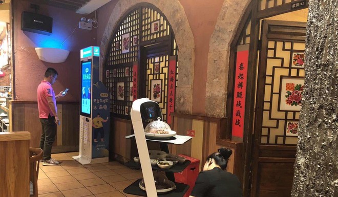 Khi giới trẻ Trung Quốc không muốn làm phục vụ bàn, các cửa hàng đành nhờ cậy vào robot - Ảnh 1.