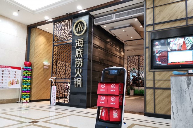 Khi giới trẻ Trung Quốc không muốn làm phục vụ bàn, các cửa hàng đành nhờ cậy vào robot - Ảnh 2.