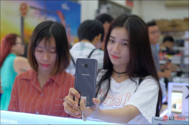 Samsung và Apple so kè từng chút một ở phân khúc smartphone cao cấp Việt Nam - Ảnh 3.