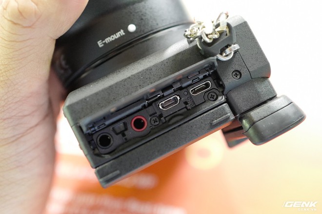 Trên tay Sony A6600: Trang bị chống rung 5 trục IBIS, xử lý tốc độ nhanh gấp 1,8 lần so với A6500, 425 425 điểm lấy nét theo pha và tương phản, giá bán ra khá chát - Ảnh 8.