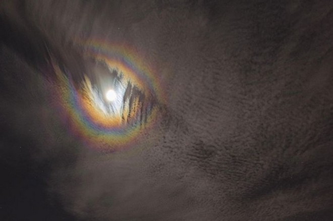 NASA chia sẻ bức ảnh hiếm có về quầng sáng tựa như cầu vồng bao quanh Mặt Trăng - Ảnh 1.