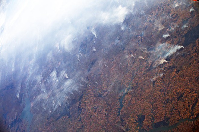 Rừng Amazon vẫn đang cháy với tốc độ tương đương 110 sân bóng mỗi giờ - Ảnh 1.