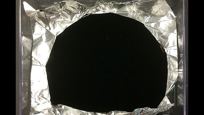 Các nhà khoa học vừa tình cờ phát hiện loại vật chất tối nhất thế giới, hơn cả Vantablack, có thể hấp thụ tới 99,995 % ánh sáng - Ảnh 2.