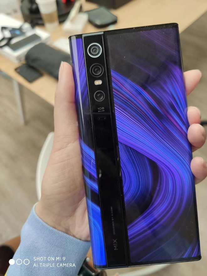 Video, ảnh thực tế đầu tiên về smartphone kỳ dị bậc nhất của Xiaomi: Mi Mix Alpha - Ảnh 4.