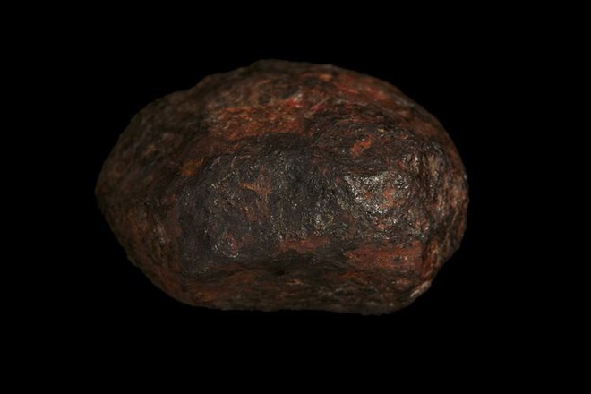 Phát hiện mới: Cục đá nằm lăn lóc bên vệ đường này là khoáng chất tự nhiên sinh ra từ lõi một hành tinh cổ đại - Ảnh 2.