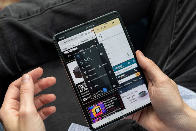 Sau bao ngày chờ đợi, smartphone màn hình gập Samsung Galaxy Fold đã chính thức ra mắt - Ảnh 1.