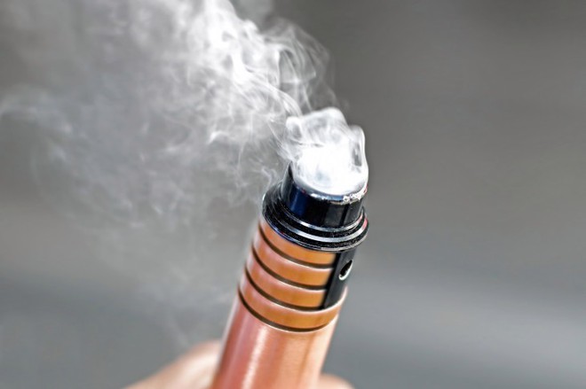 Năm người chết sau khi hút thuốc lá điện tử: Mỹ khuyến cáo người dân ngừng sử dụng loại hình thuốc lá này - Ảnh 1.