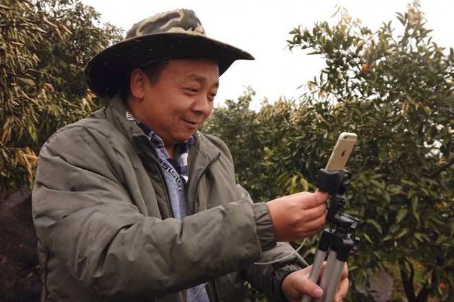 Chỉ nhờ một chiếc iPhone 6 và Internet, ông chú nông dân Trung Quốc trở thành ngôi sao mạng xã hội 82.000 người theo dõi - Ảnh 1.