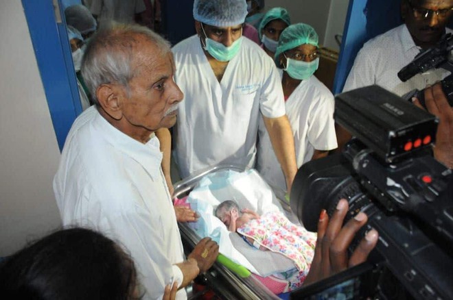 Kỷ lục thế giới: Người phụ nữ Ấn Độ sinh đôi hai bé gái ở tuổi 74 - Ảnh 2.