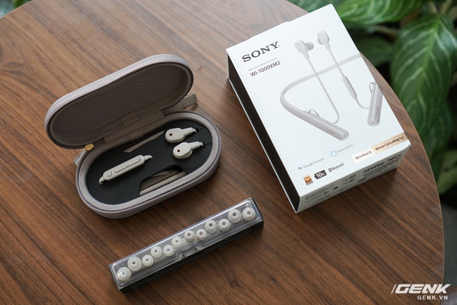 Trên tay tai nghe neckband chống ồn chủ động Sony WI-1000XM2: Nhẹ, đeo êm tai, vòng cổ cực dẻo, nhiều phụ kiện kèm theo, giá 6,99 triệu đồng - Ảnh 3.