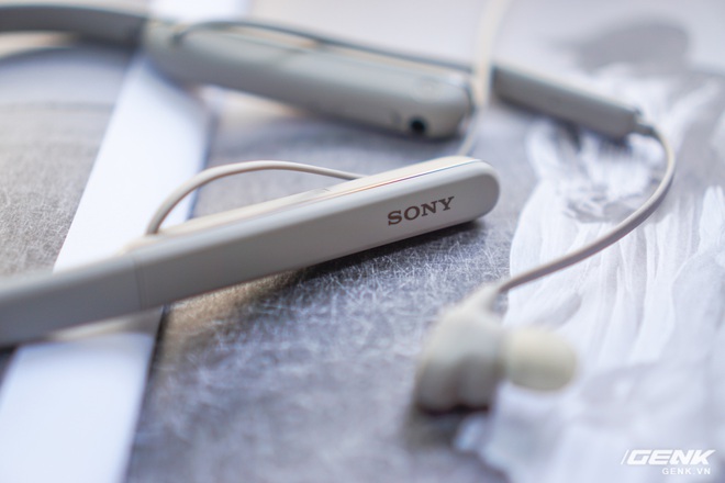 Trên tay tai nghe neckband chống ồn chủ động Sony WI-1000XM2: Nhẹ, đeo êm tai, vòng cổ cực dẻo, nhiều phụ kiện kèm theo, giá 6,99 triệu đồng - Ảnh 8.