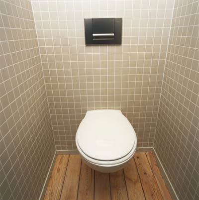 dien-thoai-ban-gap-10-lan-nap-toilet