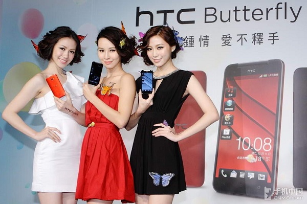 Người đẹp ch&acirc;n d&agrave;i gợi cảm b&ecirc;n smartphone HTC Butterfly 4