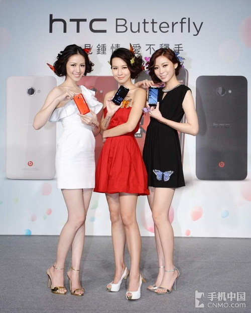 Người đẹp ch&acirc;n d&agrave;i gợi cảm b&ecirc;n smartphone HTC Butterfly 6