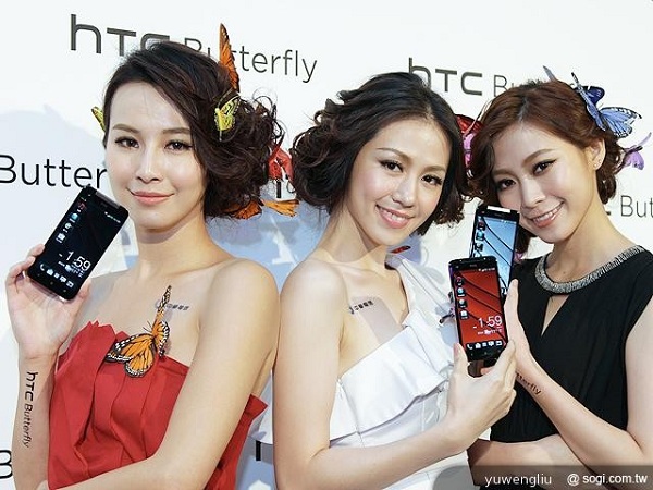 Người đẹp ch&acirc;n d&agrave;i gợi cảm b&ecirc;n smartphone HTC Butterfly 8