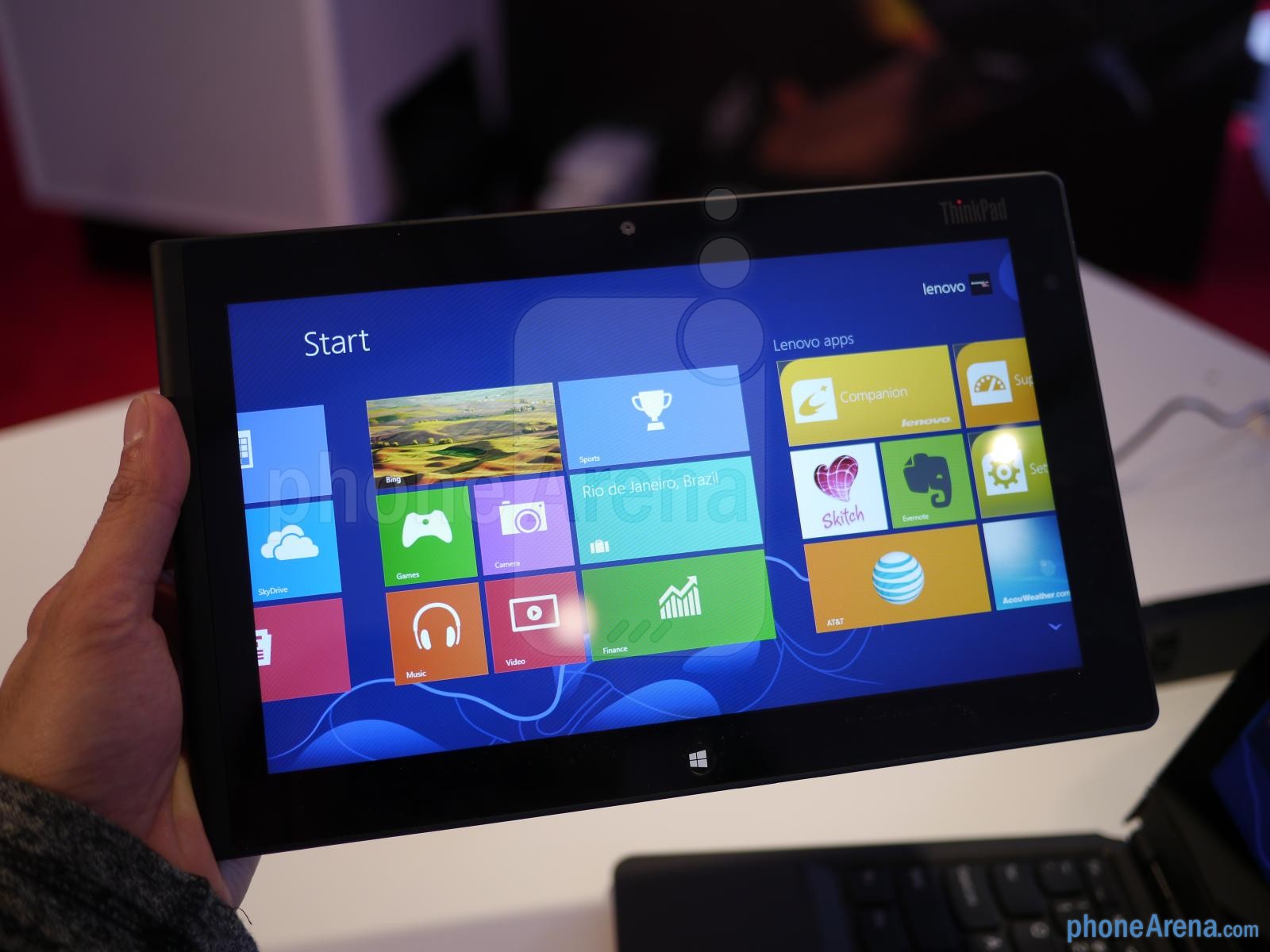 Trên tay tablet Windows 8 Lenovo ThinkPad Tablet 2 1