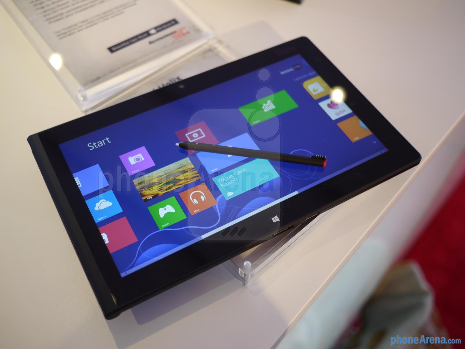 Trên tay tablet Windows 8 Lenovo ThinkPad Tablet 2 5