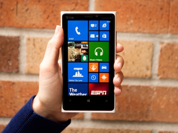 Nokia Lumia 920 “đọ” độ bền cùng Samsung Galaxy S III với máy bắn bóng 1