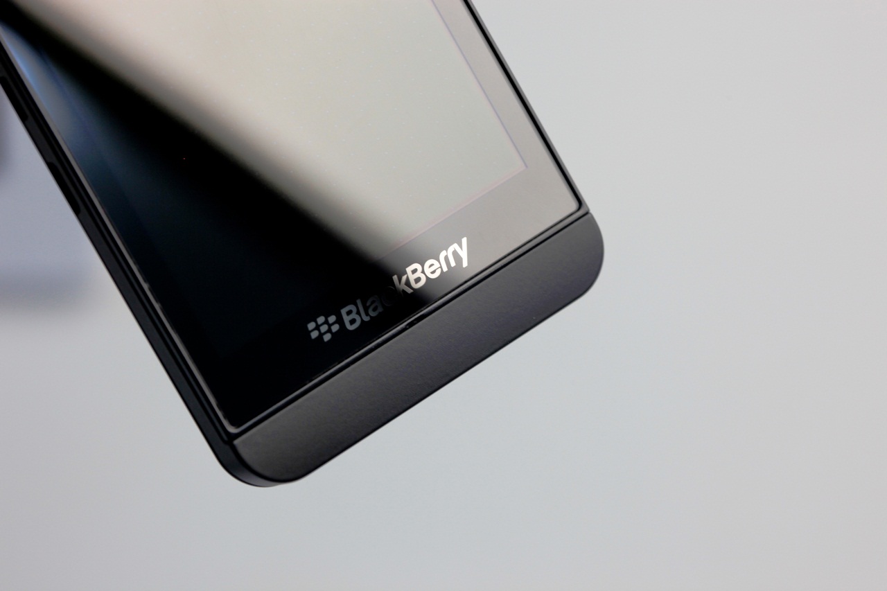 Kh&ocirc;ng cần BIS để sử dụng c&aacute;c t&iacute;nh năng như BBM/email/Facebook&hellip; tr&ecirc;n BlackBery 10 2