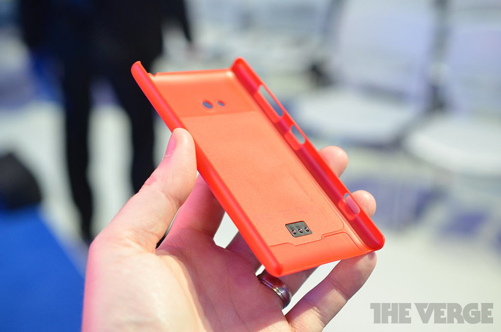 Lumia 720: Nhẹ hơn, mỏng hơn Lumia 920 nhưng cấu hình thấp hơn 10
