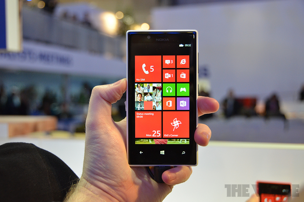 Lumia 720: Nhẹ hơn, mỏng hơn Lumia 920 nhưng cấu hình thấp hơn 3