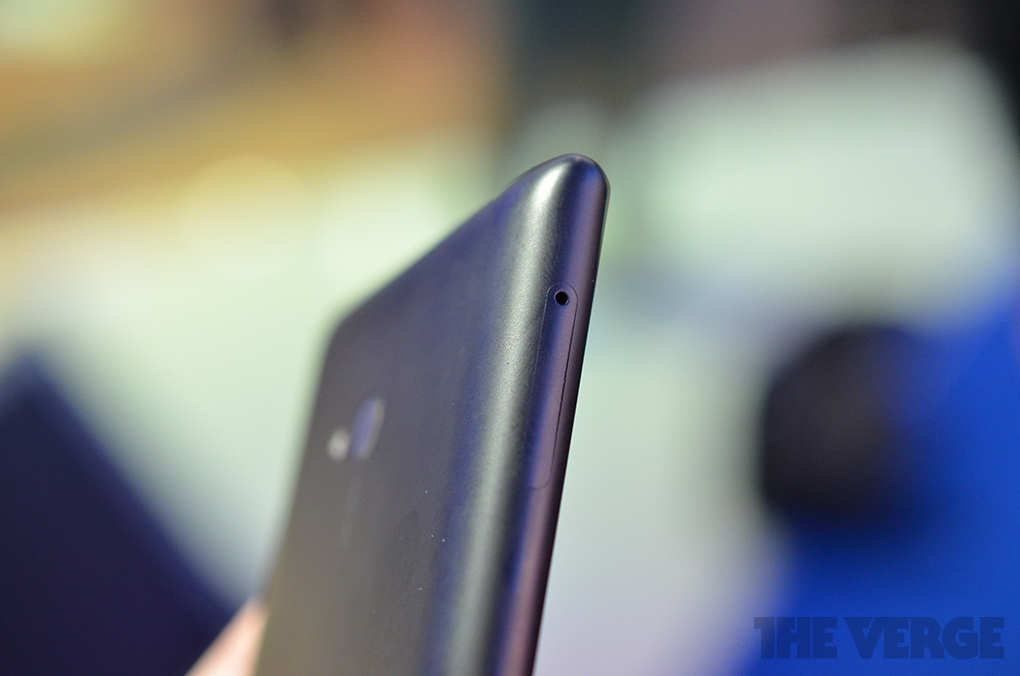 Lumia 720: Nhẹ hơn, mỏng hơn Lumia 920 nhưng cấu hình thấp hơn 6