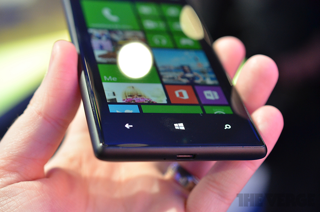 Lumia 720: Nhẹ hơn, mỏng hơn Lumia 920 nhưng cấu hình thấp hơn 4