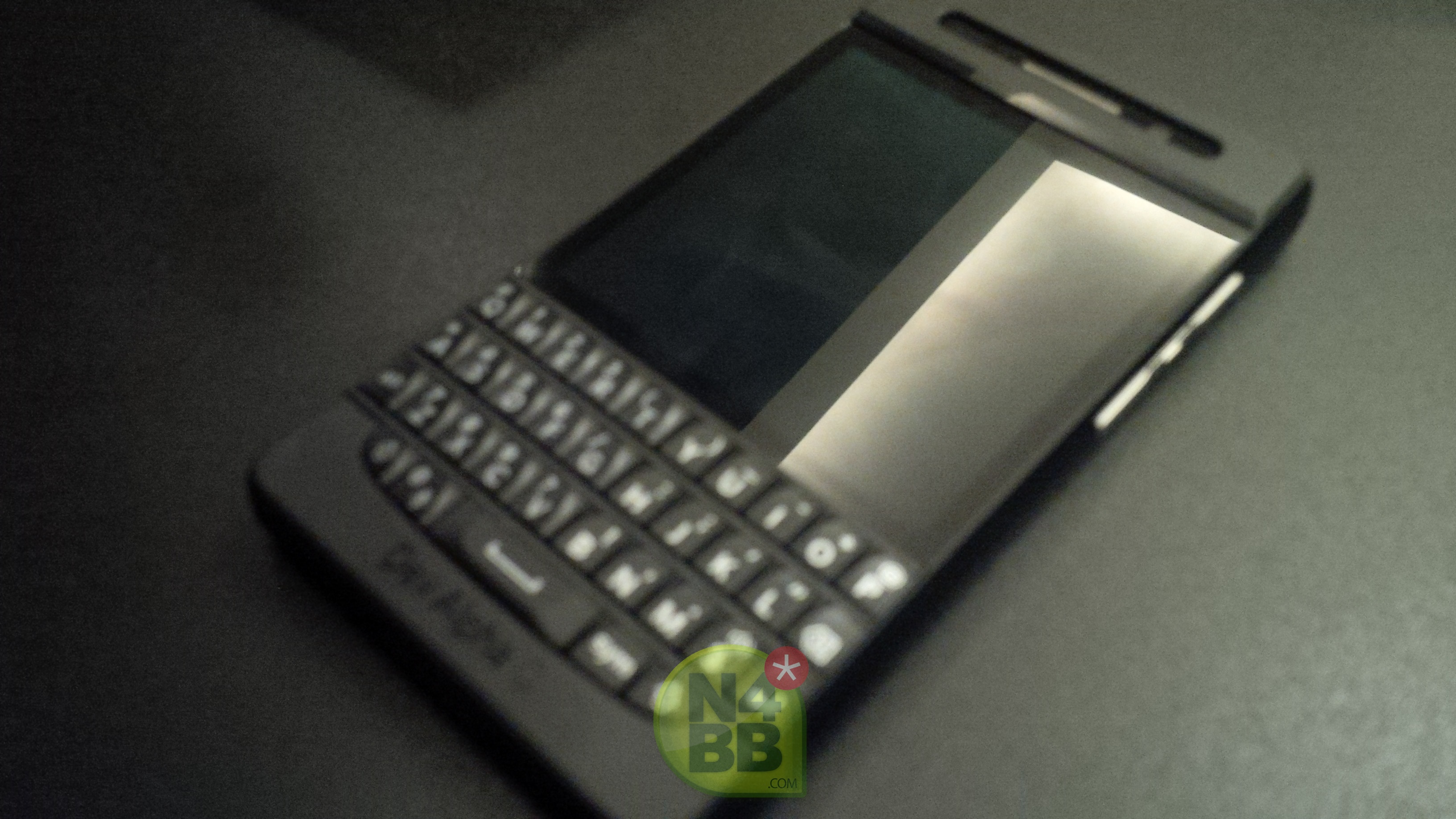 Lộ diện BlackBerry 10 Dev Alpha C: Con lai giữa Z10 và Q10 3