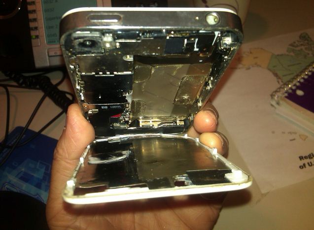 Kinh hoàng iPhone 4 bị cháy pin, chảy axit 2