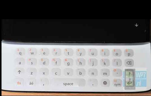 Điện thoại Windows Phone b&agrave;n ph&iacute;m QWERTY của Sony đang được rao b&aacute;n 2