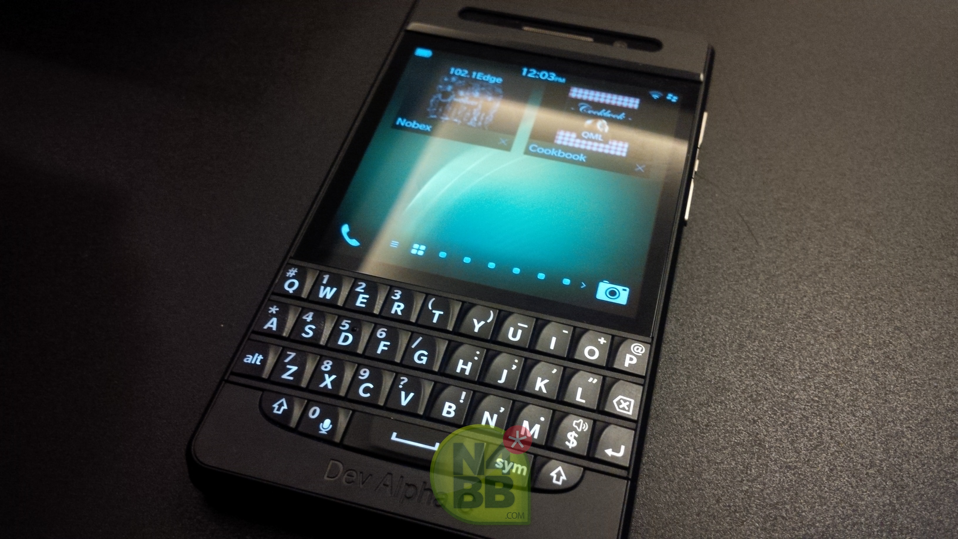 Lộ diện BlackBerry 10 Dev Alpha C: Con lai giữa Z10 và Q10 4