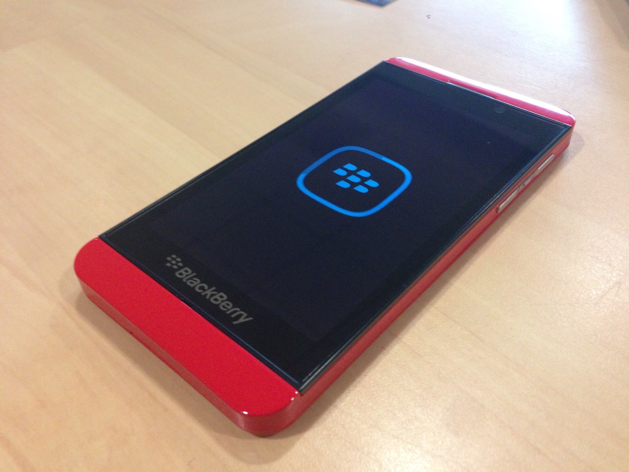 Cận cảnh BlackBerry Z10 màu đỏ 7