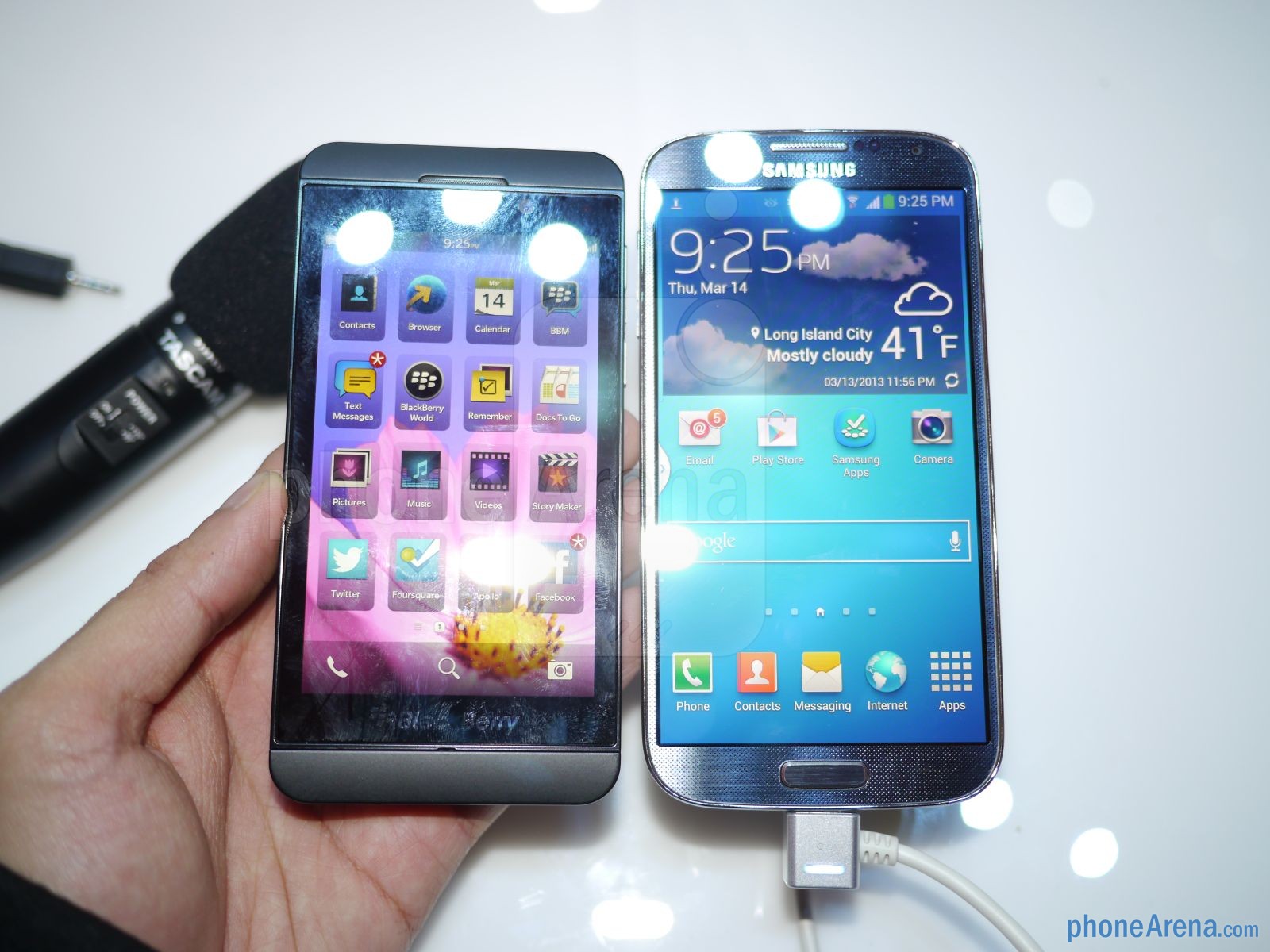 Samsung Galaxy S4 vs BlackBerry Z10: Cuộc chiến chưa cân sức 1