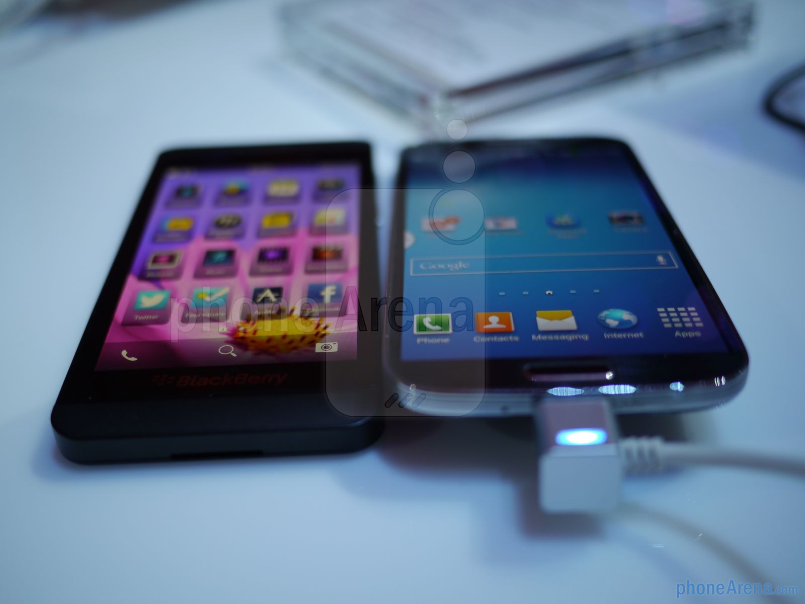 Samsung Galaxy S4 vs BlackBerry Z10: Cuộc chiến chưa cân sức 12