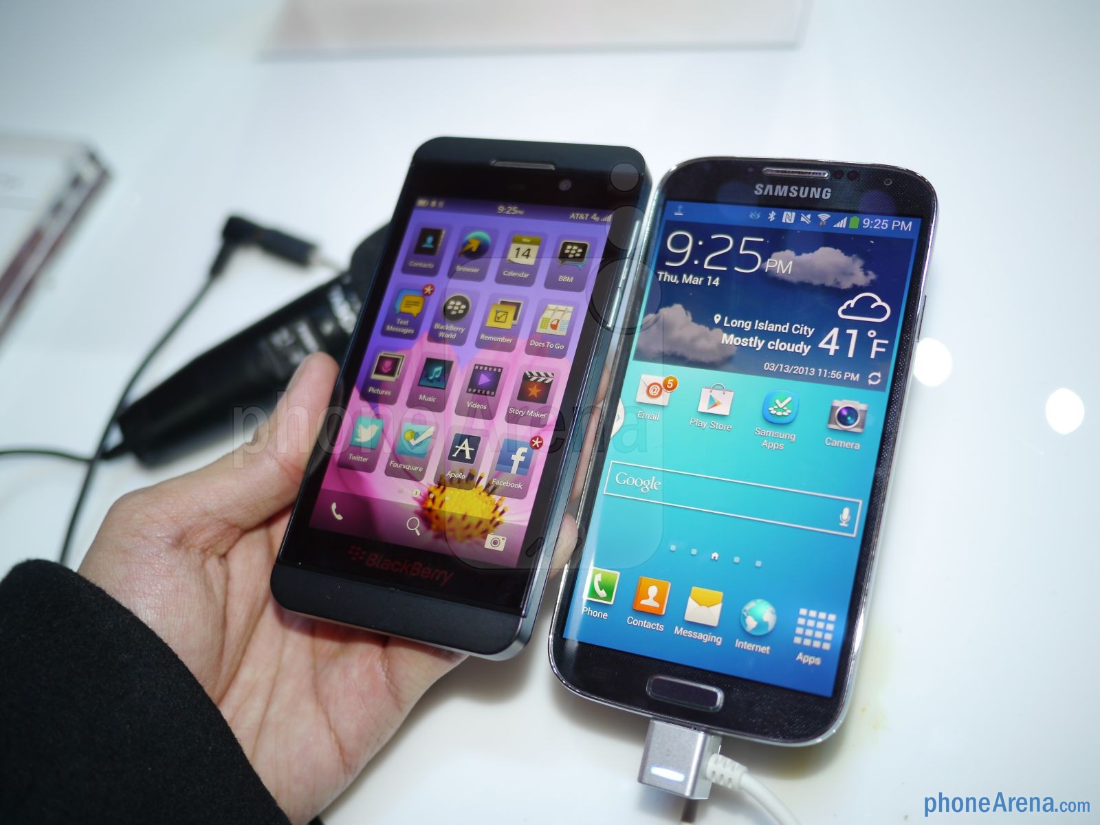 Samsung Galaxy S4 vs BlackBerry Z10: Cuộc chiến chưa cân sức 14