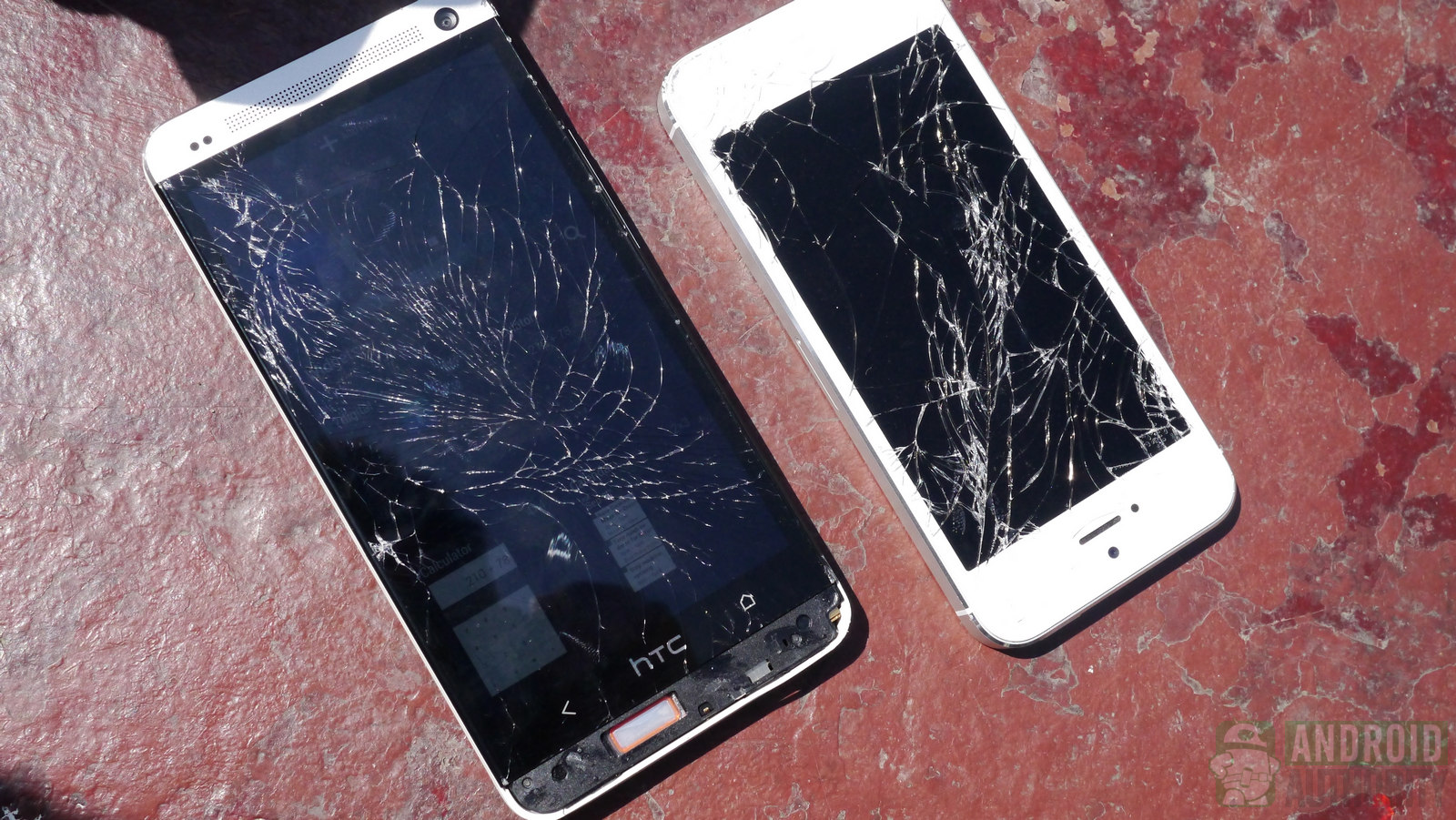 HTC One vs iPhone 5: Smartphone nào bền hơn? 1