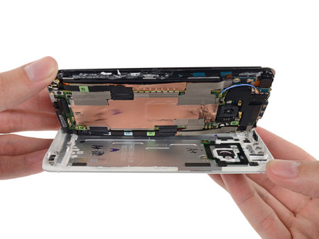 HTC One phá kỷ lục "smartphone khó sửa nhất" 3