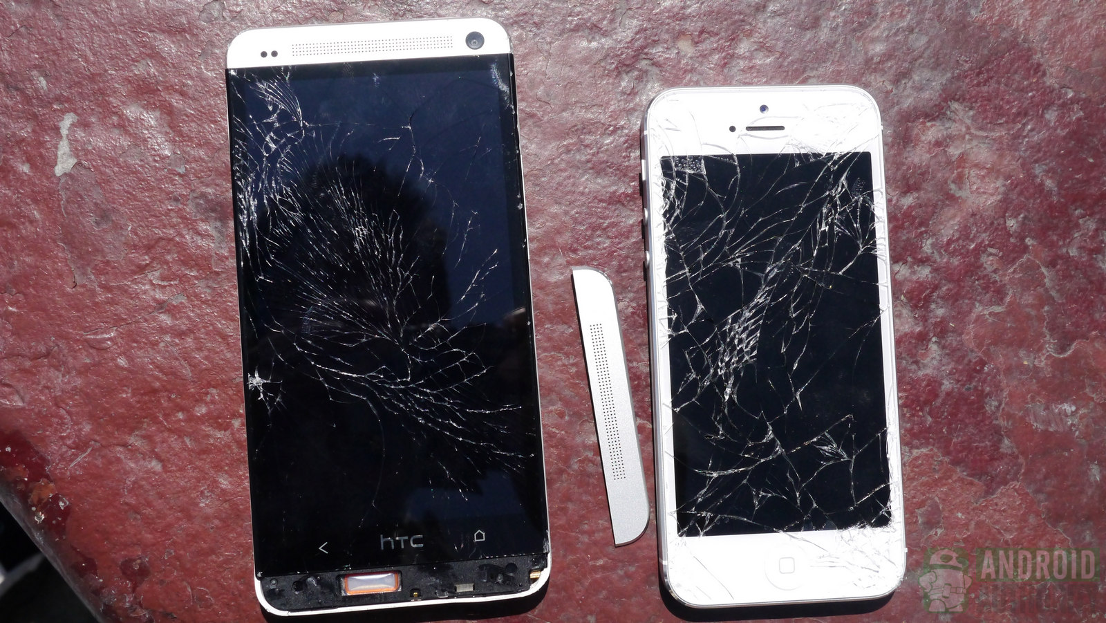 HTC One vs iPhone 5: Smartphone nào bền hơn? 2