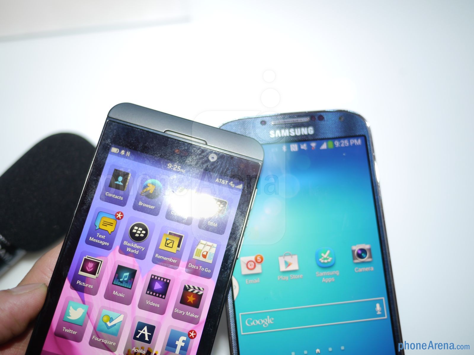 Samsung Galaxy S4 vs BlackBerry Z10: Cuộc chiến chưa cân sức 2