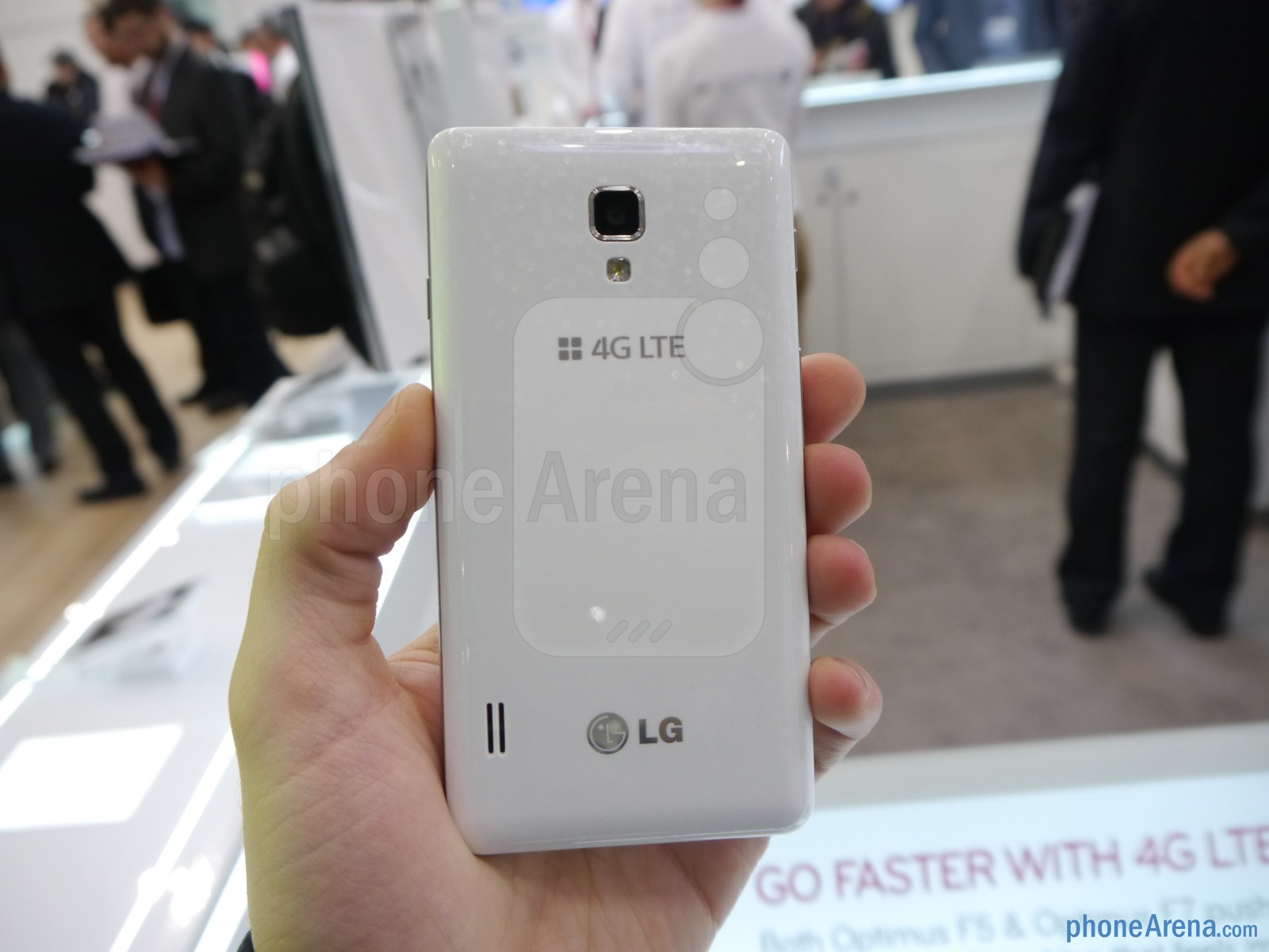 LG Optimus F7: Tầm trung "rực sáng" 4