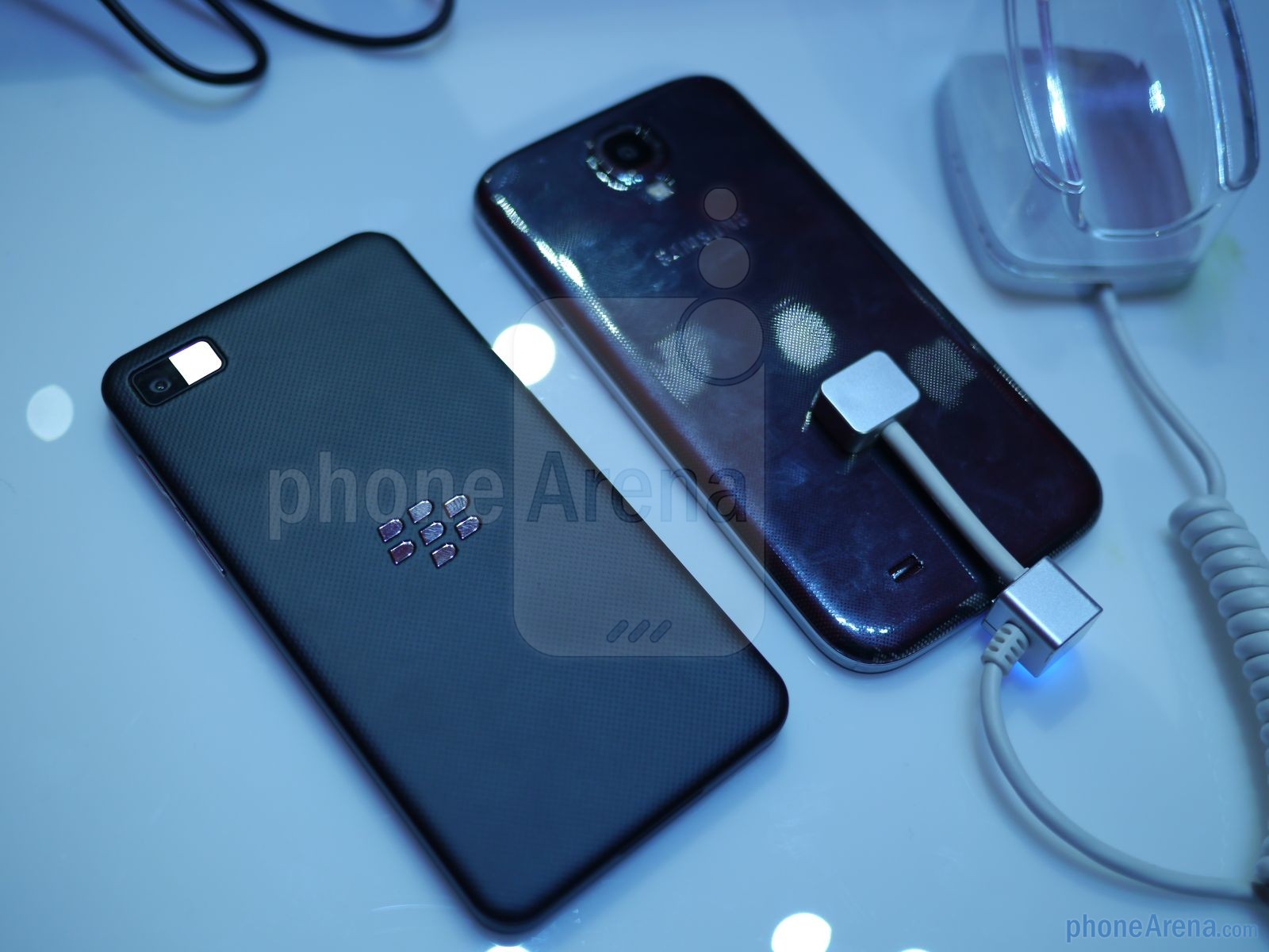 Samsung Galaxy S4 vs BlackBerry Z10: Cuộc chiến chưa cân sức 5