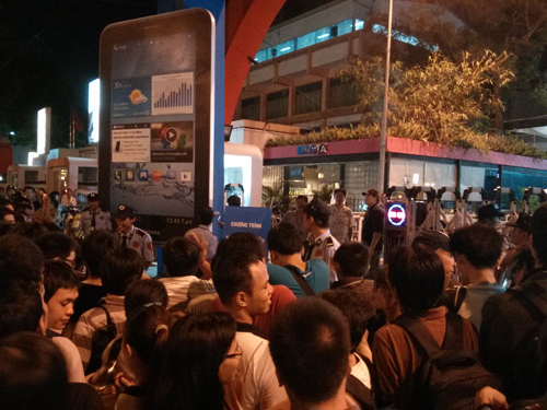 Fan công nghệ xếp hàng thâu đêm chờ hưởng ưu đãi mua Galaxy S4 11