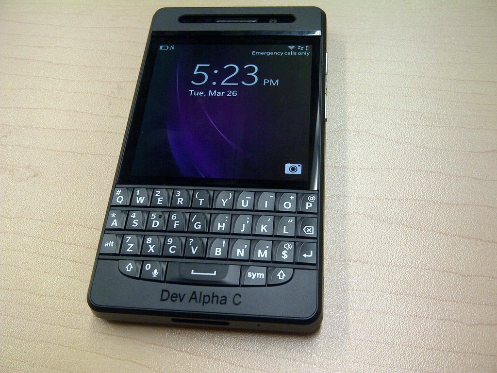 Trên tay smartphone BlackBerry 10 Dev Alpha C: Thiết kế nam tính cùng bàn phím QWERTY "chất" 1