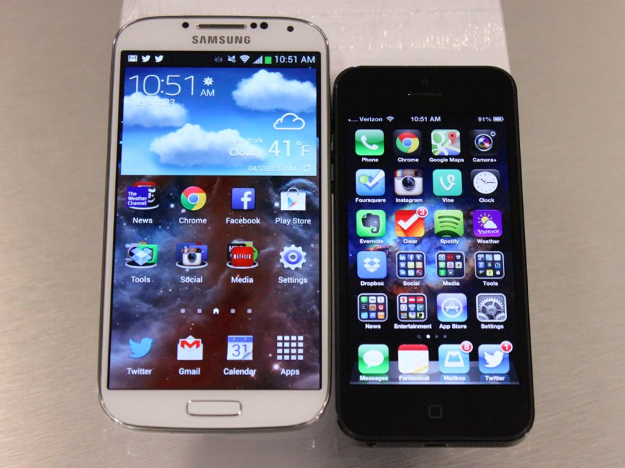 iPhone 5 đọ màn hình cùng Galaxy S4 3