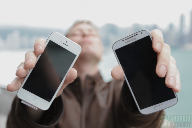 Thả rơi Galaxy S4 và iPhone 5: Máy nào bền hơn 1