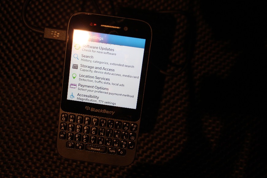 BlackBerry Q5: Máy chạy mượt, chắc chắn nhưng thiết kế không "sang" 7