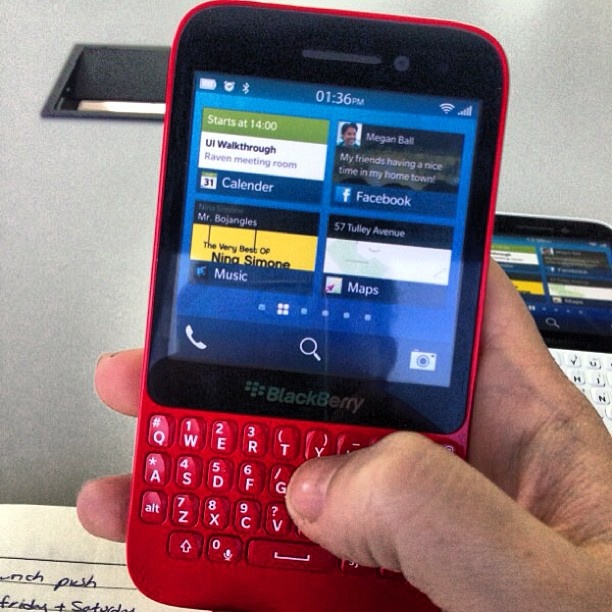 Hé lộ BlackBerry R10 màu đỏ bắt mắt: Smartphone BlackBerry 10 giá rẻ 1
